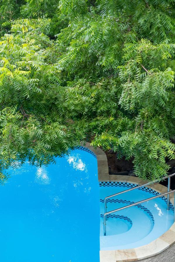 Lunar Dive Resort: Bamboo Villas คุบู ภายนอก รูปภาพ